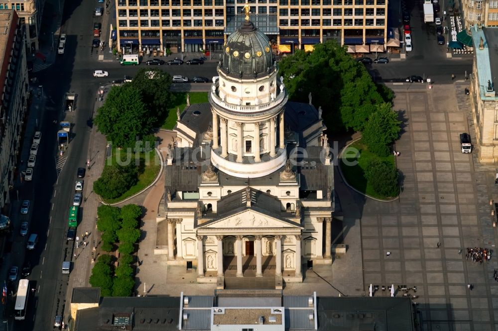 Berlin aus der Vogelperspektive: Kirchengebäude Deutscher Dom am Gendarmenmarkt im Ortsteil Mitte in Berlin