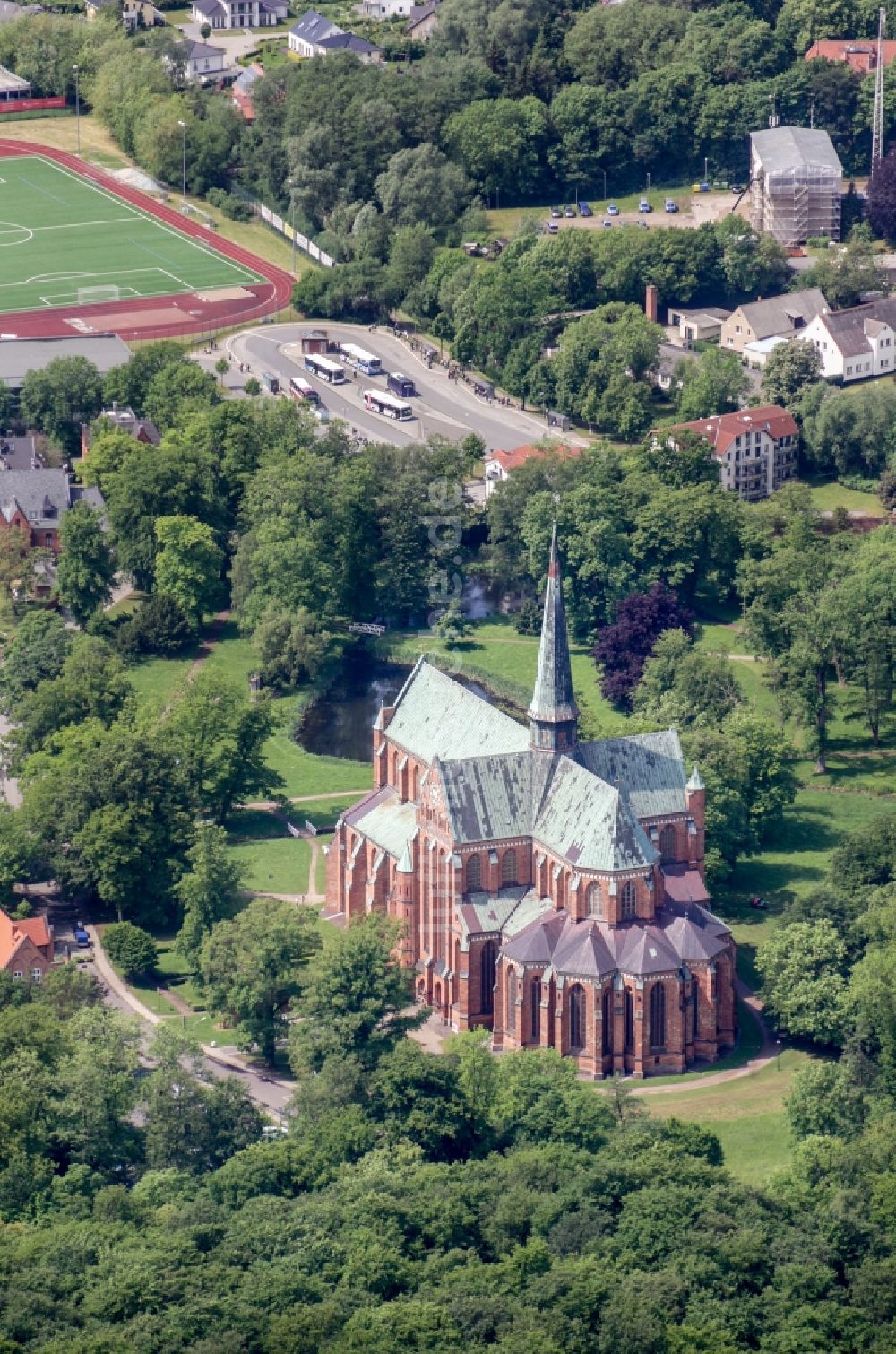 Luftaufnahme Bad Doberan - Kirchengebäude des Doberaner Münster in Bad Doberan im Bundesland Mecklenburg-Vorpommern, Deutschland