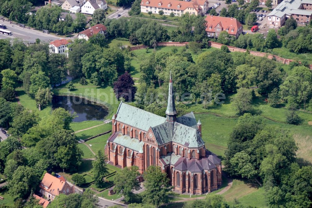 Bad Doberan aus der Vogelperspektive: Kirchengebäude des Doberaner Münster in Bad Doberan im Bundesland Mecklenburg-Vorpommern, Deutschland