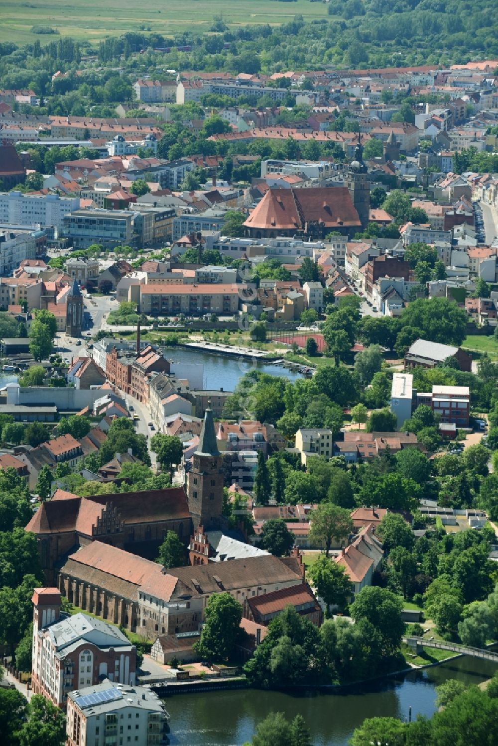 Luftbild Brandenburg an der Havel - Kirchengebäude vom Dom zu Brandenburg und dem Dommuseum in Brandenburg an der Havel im Bundesland Brandenburg, Deutschland