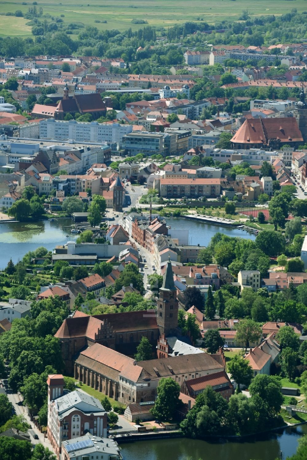 Luftaufnahme Brandenburg an der Havel - Kirchengebäude vom Dom zu Brandenburg und dem Dommuseum in Brandenburg an der Havel im Bundesland Brandenburg, Deutschland