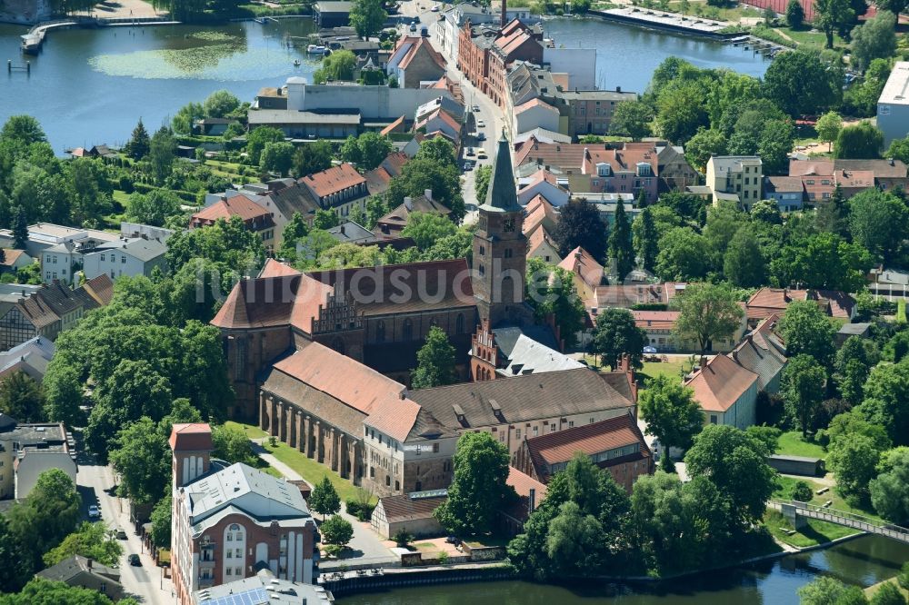 Brandenburg an der Havel von oben - Kirchengebäude vom Dom zu Brandenburg und dem Dommuseum in Brandenburg an der Havel im Bundesland Brandenburg, Deutschland