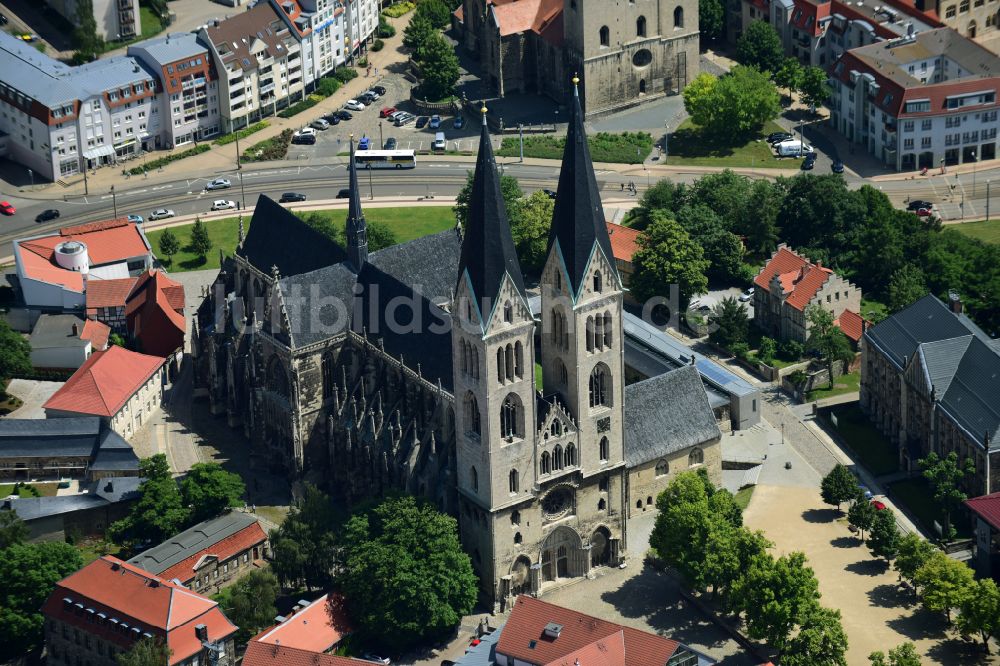 Halberstadt aus der Vogelperspektive: Kirchengebäude des Dom und Domschatz in Halberstadt im Bundesland Sachsen-Anhalt, Deutschland