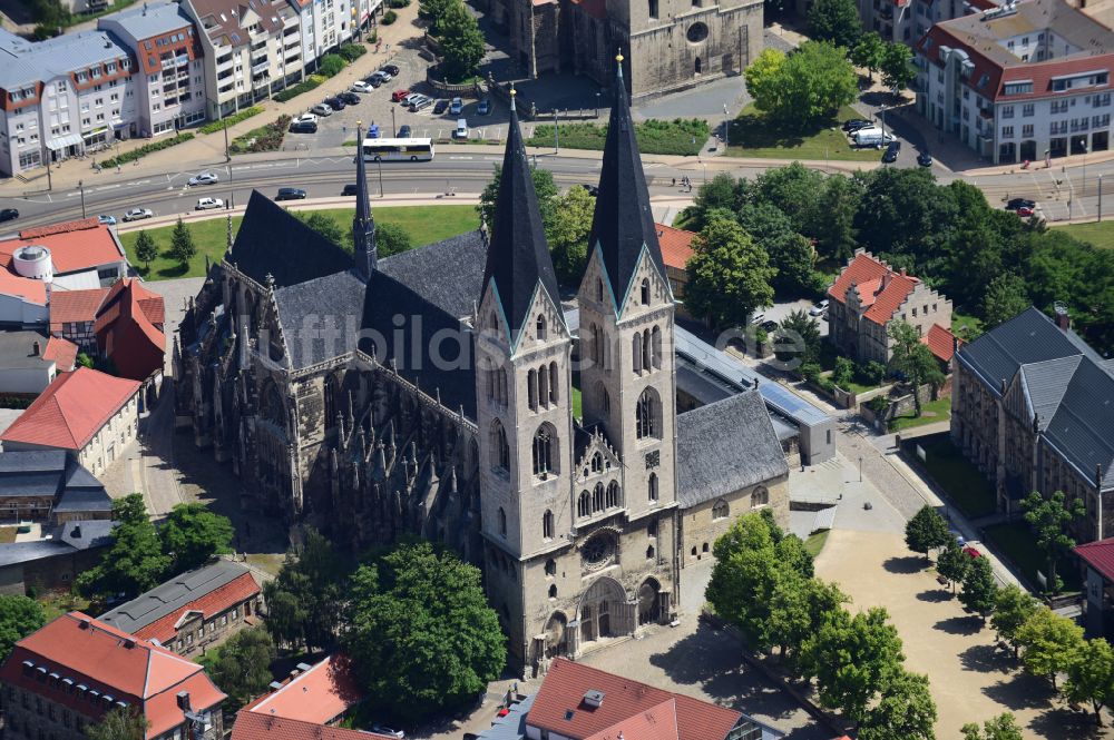 Halberstadt von oben - Kirchengebäude des Dom und Domschatz in Halberstadt im Bundesland Sachsen-Anhalt, Deutschland