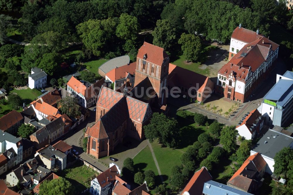 Güstrow von oben - Kirchengebäude Dom zu Güstrow in Güstrow im Bundesland Mecklenburg-Vorpommern