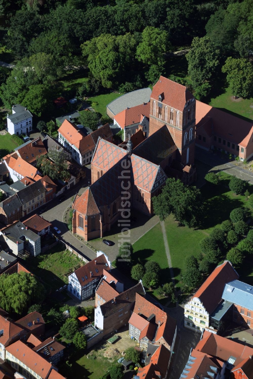 Güstrow aus der Vogelperspektive: Kirchengebäude Dom zu Güstrow in Güstrow im Bundesland Mecklenburg-Vorpommern