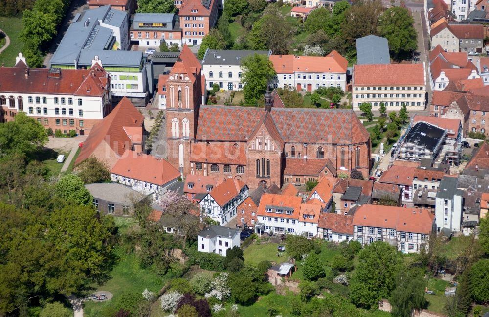 Güstrow von oben - Kirchengebäude Dom zu Güstrow in Güstrow im Bundesland Mecklenburg-Vorpommern