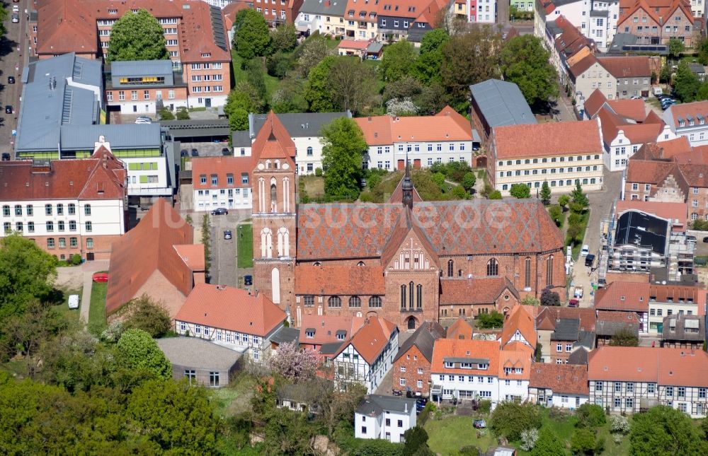 Güstrow von oben - Kirchengebäude Dom zu Güstrow in Güstrow im Bundesland Mecklenburg-Vorpommern