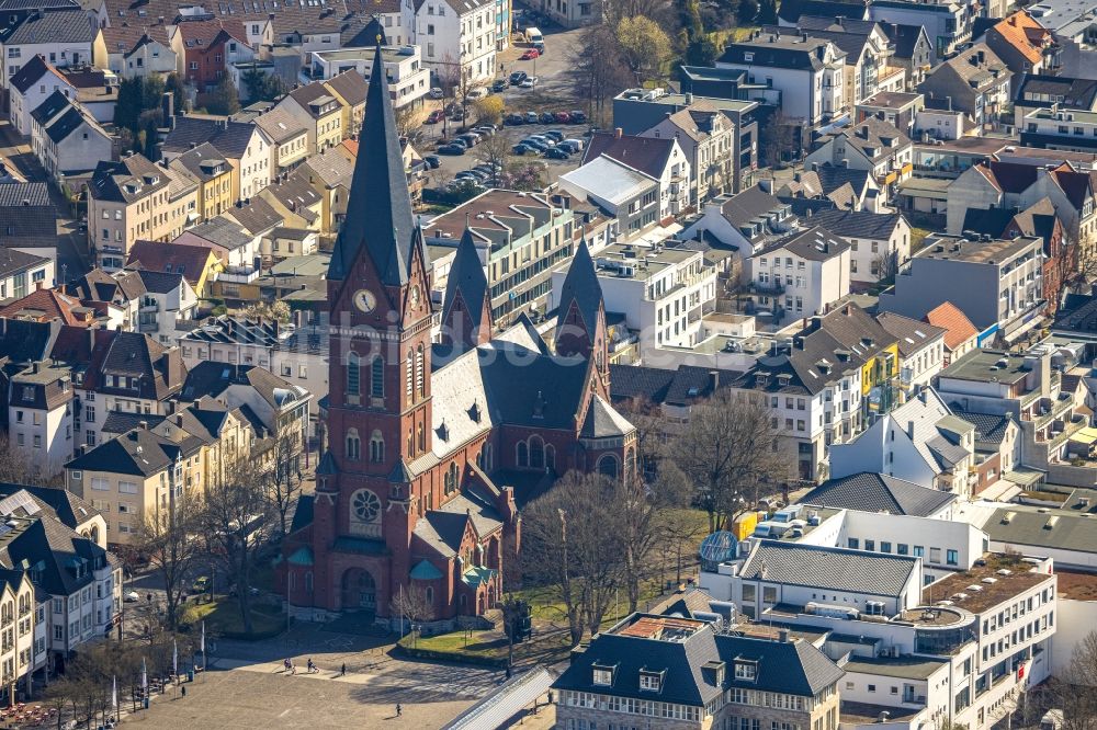 Luftbild Arnsberg - Kirchengebäude des Dom zu Neheim St. Johannes-Baptist am Neheimer Markt in Arnsberg im Bundesland Nordrhein-Westfalen, Deutschland