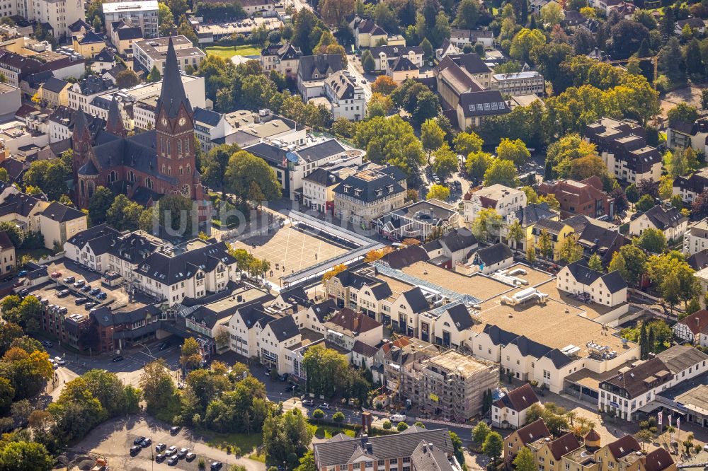 Arnsberg von oben - Kirchengebäude des Dom zu Neheim St. Johannes-Baptist am Neheimer Markt in Arnsberg im Bundesland Nordrhein-Westfalen, Deutschland