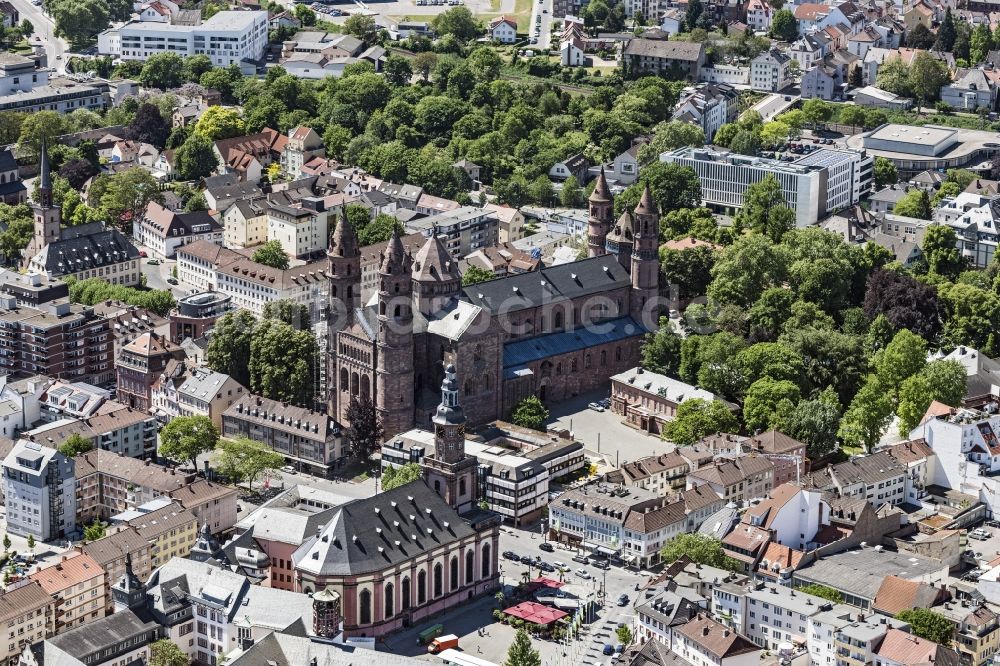 Worms von oben - Kirchengebäude Dom St. Peter am Domplatz in Worms im Bundesland Rheinland-Pfalz, Deutschland