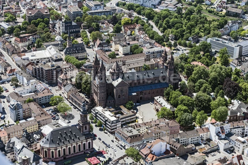 Worms aus der Vogelperspektive: Kirchengebäude Dom St. Peter am Domplatz in Worms im Bundesland Rheinland-Pfalz, Deutschland