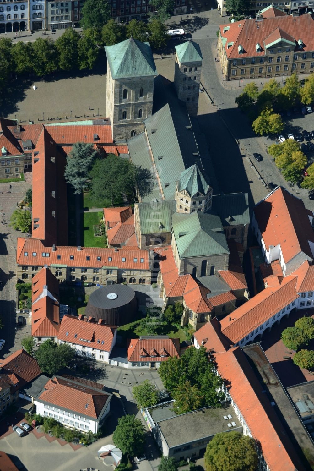 Osnabrück aus der Vogelperspektive: Kirchengebäude des Dom St. Peter in der Innenstadt von Osnabrück im Bundesland Niedersachsen
