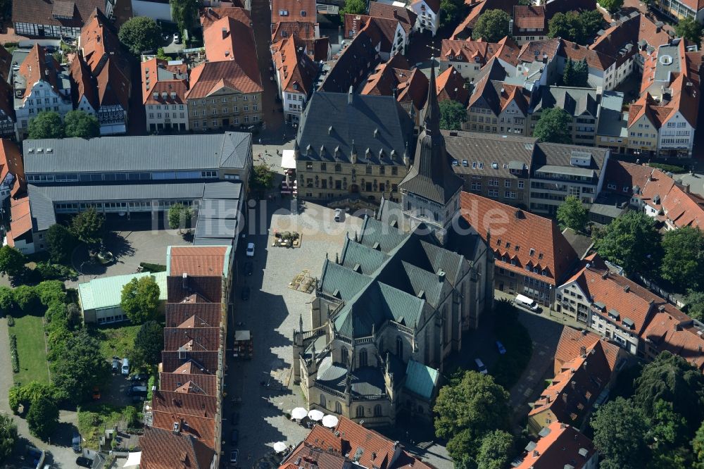 Osnabrück von oben - Kirchengebäude des Dom St. Peter in der Innenstadt von Osnabrück im Bundesland Niedersachsen