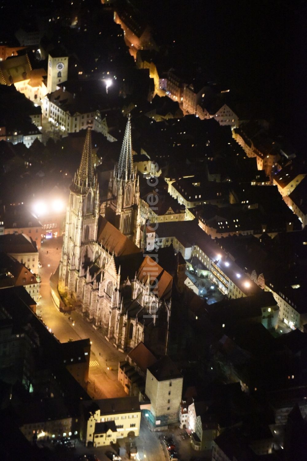 Regensburg aus der Vogelperspektive: Kirchengebäude Dom St Peter in Regensburg im Bundesland Bayern