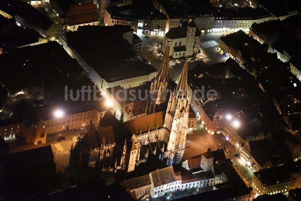 Luftaufnahme Regensburg - Kirchengebäude Dom St Peter in Regensburg im Bundesland Bayern