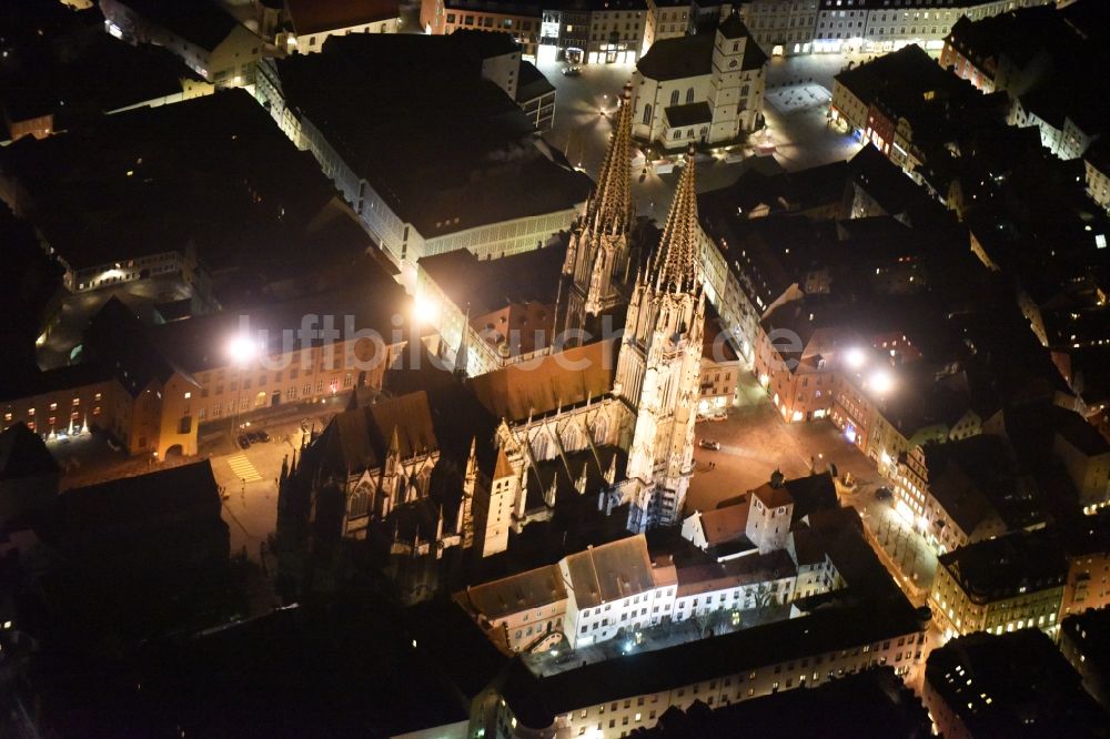 Regensburg von oben - Kirchengebäude Dom St Peter in Regensburg im Bundesland Bayern