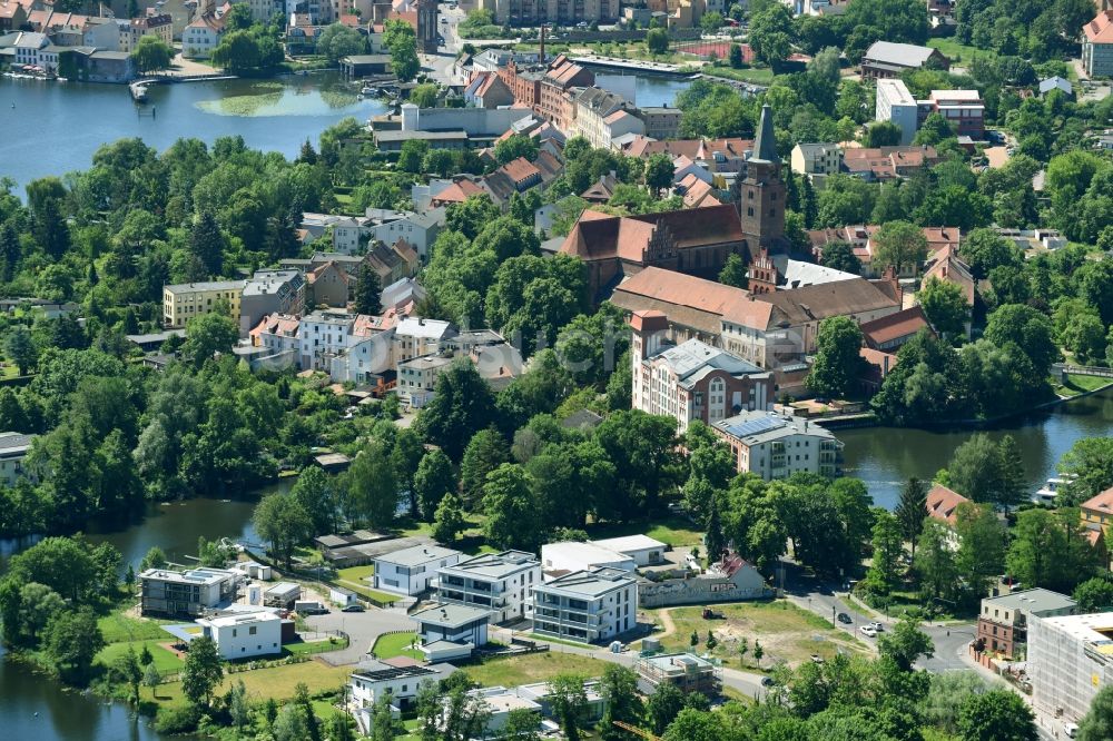 Brandenburg an der Havel von oben - Kirchengebäude des Dom Sankt Peter und Paul zu Brandenburg an der Havel auf der Dominsel am Burghof in Brandenburg an der Havel im Bundesland Brandenburg, Deutschland