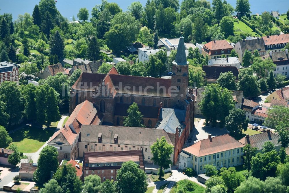 Brandenburg an der Havel aus der Vogelperspektive: Kirchengebäude des Dom Sankt Peter und Paul zu Brandenburg an der Havel auf der Dominsel am Burghof in Brandenburg an der Havel im Bundesland Brandenburg, Deutschland