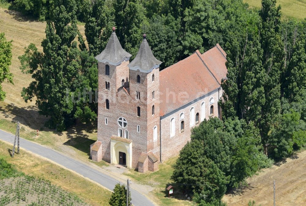 Arpas von oben - Kirchengebäude an der Dombiföld út in Arpas in Györ-Moson-Sopron, Ungarn