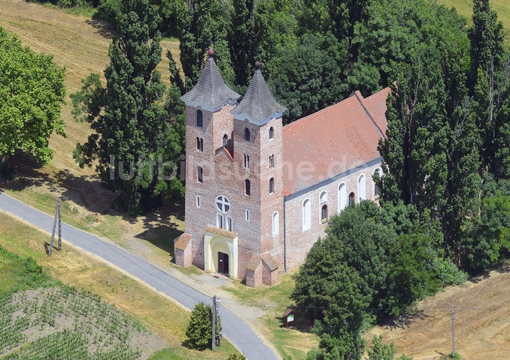 Luftaufnahme Arpas - Kirchengebäude an der Dombiföld út in Arpas in Györ-Moson-Sopron, Ungarn