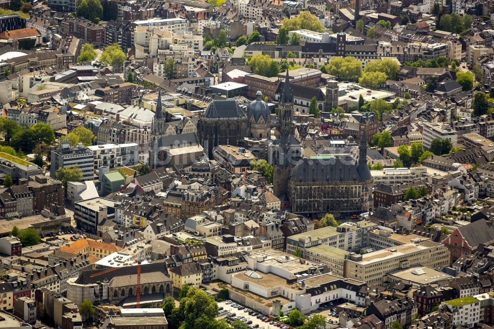 Aachen von oben - Kirchengebäude des Domes zu Aachen im Bundesland Nordrhein-Westfalen