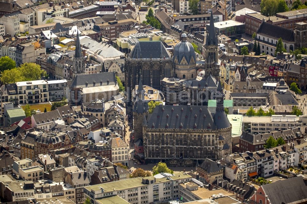 Aachen aus der Vogelperspektive: Kirchengebäude des Domes zu Aachen im Bundesland Nordrhein-Westfalen