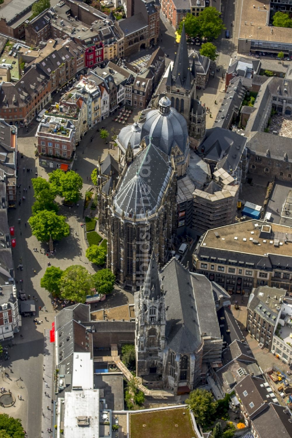 Aachen aus der Vogelperspektive: Kirchengebäude des Domes zu Aachen im Bundesland Nordrhein-Westfalen