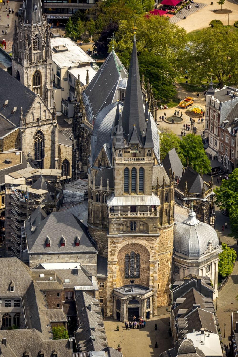 Aachen von oben - Kirchengebäude des Domes zu Aachen im Bundesland Nordrhein-Westfalen