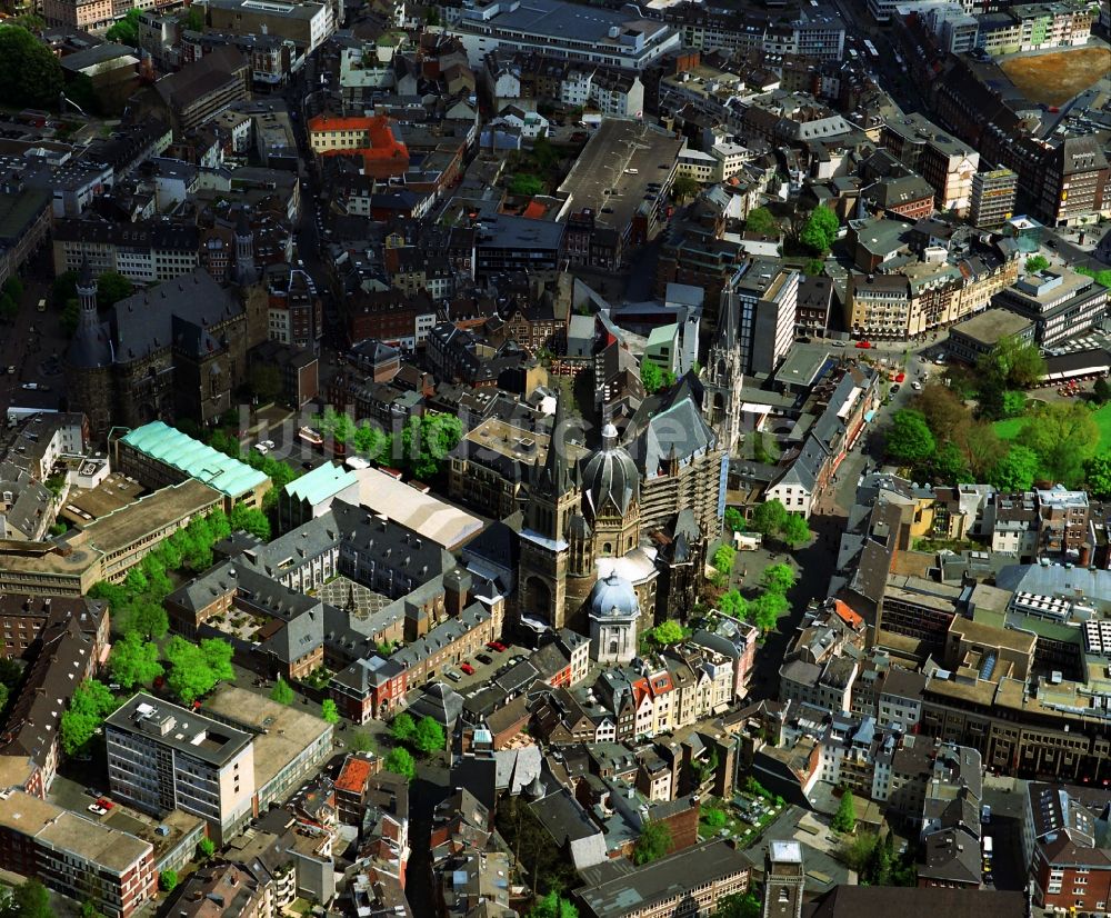 Aachen von oben - Kirchengebäude des Domes in der Altstadt in Aachen im Bundesland Nordrhein-Westfalen, Deutschland