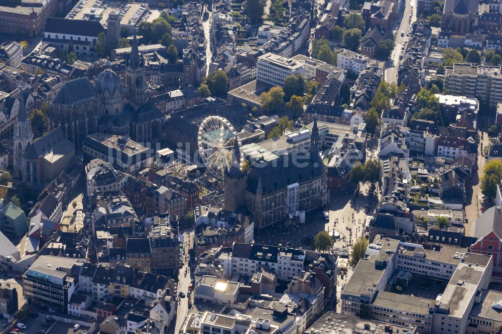 Luftaufnahme Aachen - Kirchengebäude des Domes in der Altstadt in Aachen im Bundesland Nordrhein-Westfalen, Deutschland