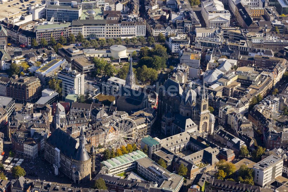 Aachen von oben - Kirchengebäude des Domes in der Altstadt in Aachen im Bundesland Nordrhein-Westfalen, Deutschland