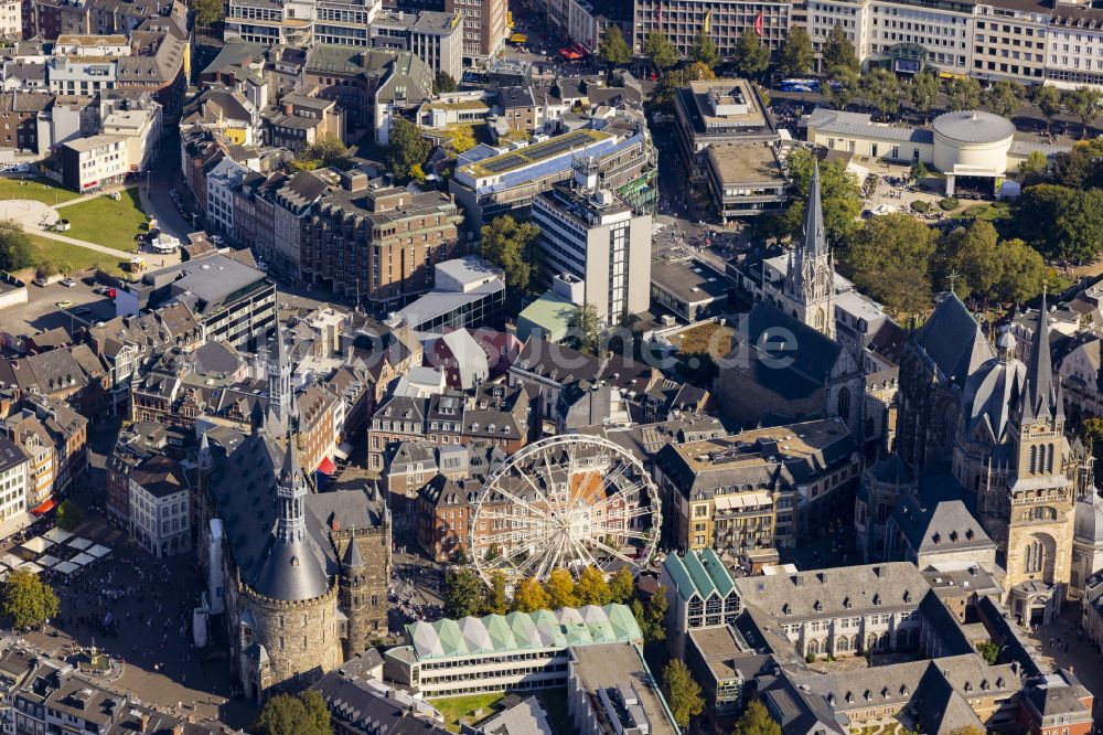 Aachen aus der Vogelperspektive: Kirchengebäude des Domes in der Altstadt in Aachen im Bundesland Nordrhein-Westfalen, Deutschland