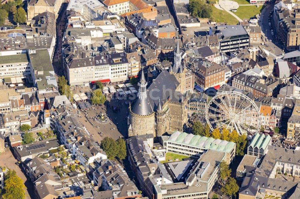 Luftbild Aachen - Kirchengebäude des Domes in der Altstadt in Aachen im Bundesland Nordrhein-Westfalen, Deutschland