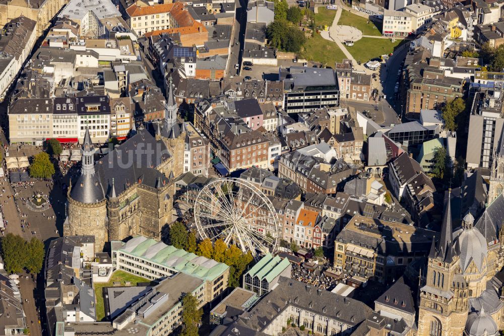 Luftaufnahme Aachen - Kirchengebäude des Domes in der Altstadt in Aachen im Bundesland Nordrhein-Westfalen, Deutschland