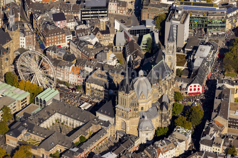 Aachen von oben - Kirchengebäude des Domes in der Altstadt in Aachen im Bundesland Nordrhein-Westfalen, Deutschland