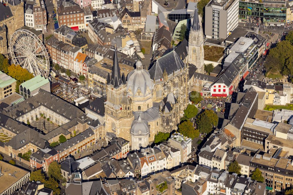 Aachen aus der Vogelperspektive: Kirchengebäude des Domes in der Altstadt in Aachen im Bundesland Nordrhein-Westfalen, Deutschland