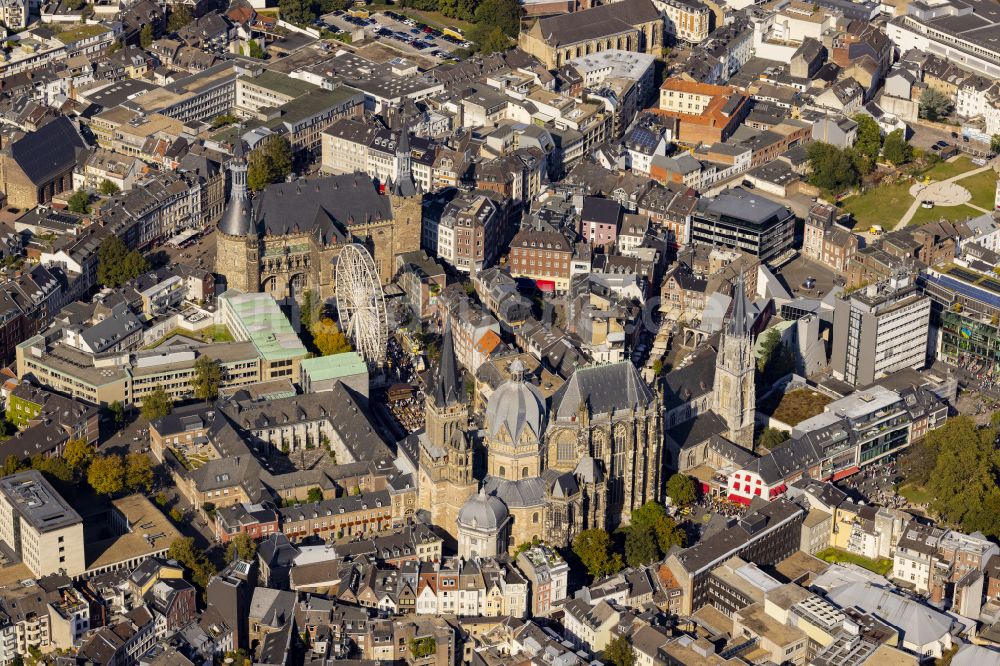 Luftbild Aachen - Kirchengebäude des Domes in der Altstadt in Aachen im Bundesland Nordrhein-Westfalen, Deutschland