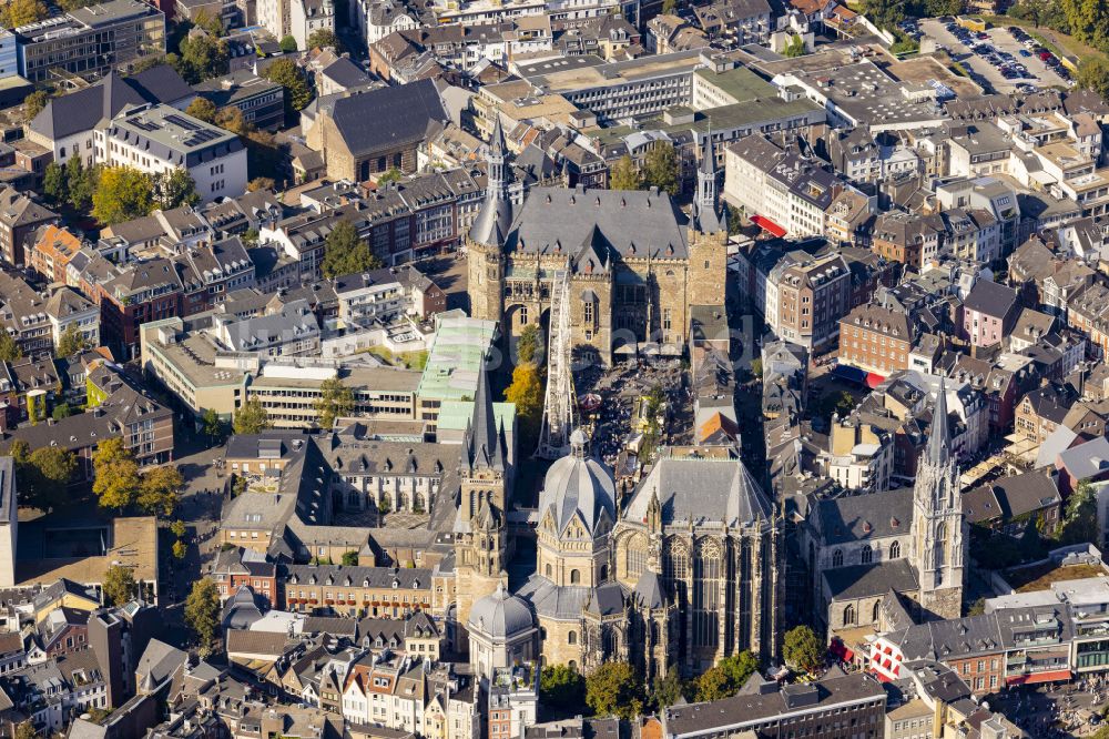 Luftaufnahme Aachen - Kirchengebäude des Domes in der Altstadt in Aachen im Bundesland Nordrhein-Westfalen, Deutschland