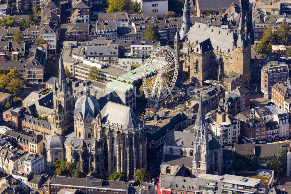 Aachen von oben - Kirchengebäude des Domes in der Altstadt in Aachen im Bundesland Nordrhein-Westfalen, Deutschland