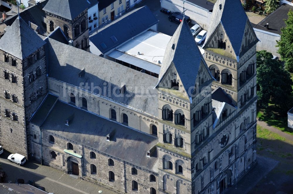 Andernach von oben - Kirchengebäude des Domes in der Altstadt in Andernach im Bundesland Rheinland-Pfalz, Deutschland