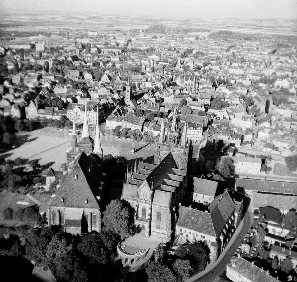 Erfurt aus der Vogelperspektive: Kirchengebäude des Domes in der Altstadt in Erfurt im Bundesland Thüringen, Deutschland