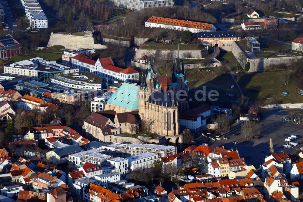 Luftaufnahme Erfurt - Kirchengebäude des Domes in der Altstadt in Erfurt im Bundesland Thüringen, Deutschland