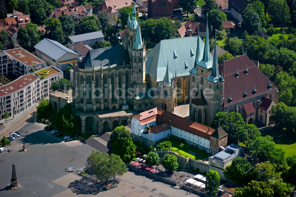 Erfurt von oben - Kirchengebäude des Domes in der Altstadt in Erfurt im Bundesland Thüringen, Deutschland