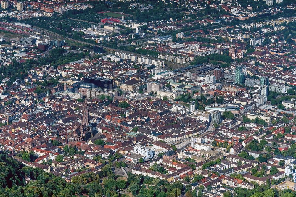 Luftbild Freiburg im Breisgau - Kirchengebäude des Domes in der Altstadt in Freiburg im Breisgau im Bundesland Baden-Württemberg, Deutschland