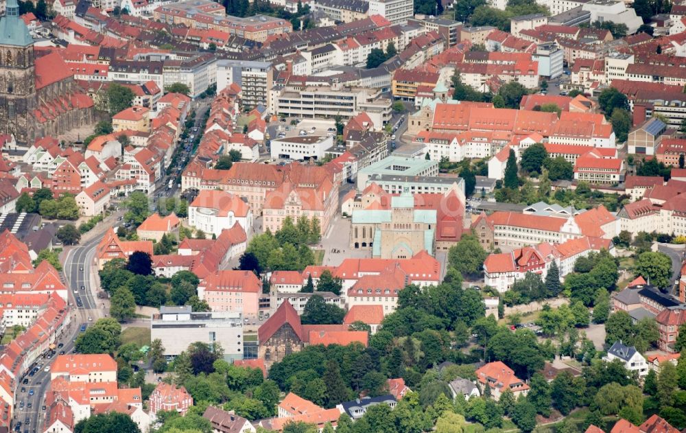 Hildesheim aus der Vogelperspektive: Kirchengebäude des Domes in der Altstadt in Hildesheim im Bundesland Niedersachsen, Deutschland