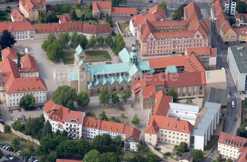 Luftaufnahme Hildesheim - Kirchengebäude des Domes in der Altstadt in Hildesheim im Bundesland Niedersachsen, Deutschland