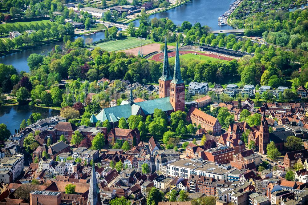 Luftaufnahme Lübeck - Kirchengebäude des Domes in der Altstadt in Lübeck im Bundesland Schleswig-Holstein, Deutschland