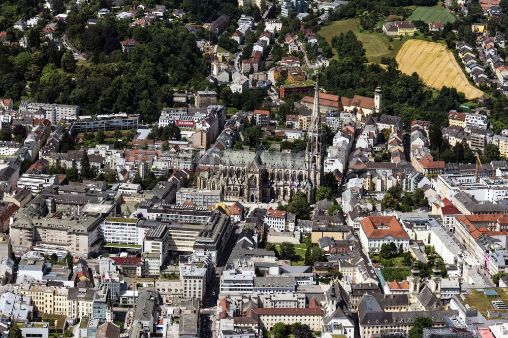 Luftbild Linz - Kirchengebäude des Domes in der Altstadt in Linz in Oberösterreich, Österreich