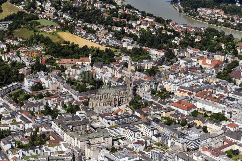 Luftaufnahme Linz - Kirchengebäude des Domes in der Altstadt in Linz in Oberösterreich, Österreich